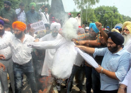 <p>New Delhi: Members of the Sikh community protest against forceful conversion of minorities in Pakistan, outside the Pakistan embassy in New Delhi on Sep 2, 2019. </p>
