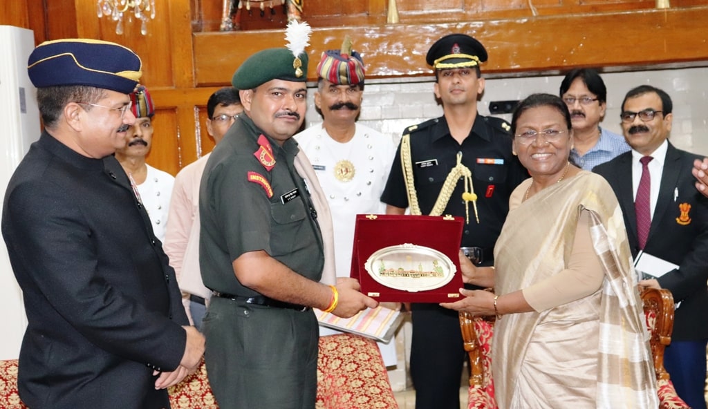 <p>Hon'ble Governor Draupadi Murmu honored Param Vir Chakra winner subedar Major Yogendra Singh Yadav with the conferment of memento in the Raj Bhavan today. Several military officers…
