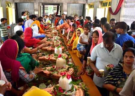 <p>Prayagraj: People worship Lord Shiva on the last Monday of the holy month of 'Shrawan' in Prayagraj on Aug 12, 2019.</p>
