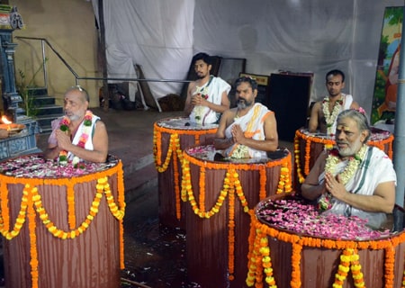 <p>Mumbai: Vedic Pandits sit inside chest deep water reciting 'varuna japam' to appease rain to bring abundant rain in Maharashtra at Matunga, Mumbai on 23rd June 2019</p> 