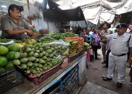 <p>Kolkata: Task Force personnel along with personnel from Enforcement Branch of Bidhannagar Police visit the Salt Lake market to take stock of prices in Kolkata on Nov 28, 2019.</p>…