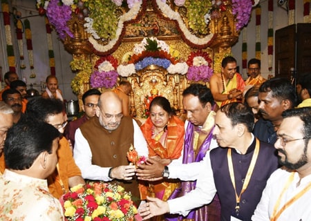 <p>Mumbai: Union Home Minister Amit Shah and his wife Sonal Shah offer prayers at Siddhi Vinayak Temple on the occasion of Ganesh Chaturthi, at Dadar in Mumbai on Sep 2, 2019.</p> 