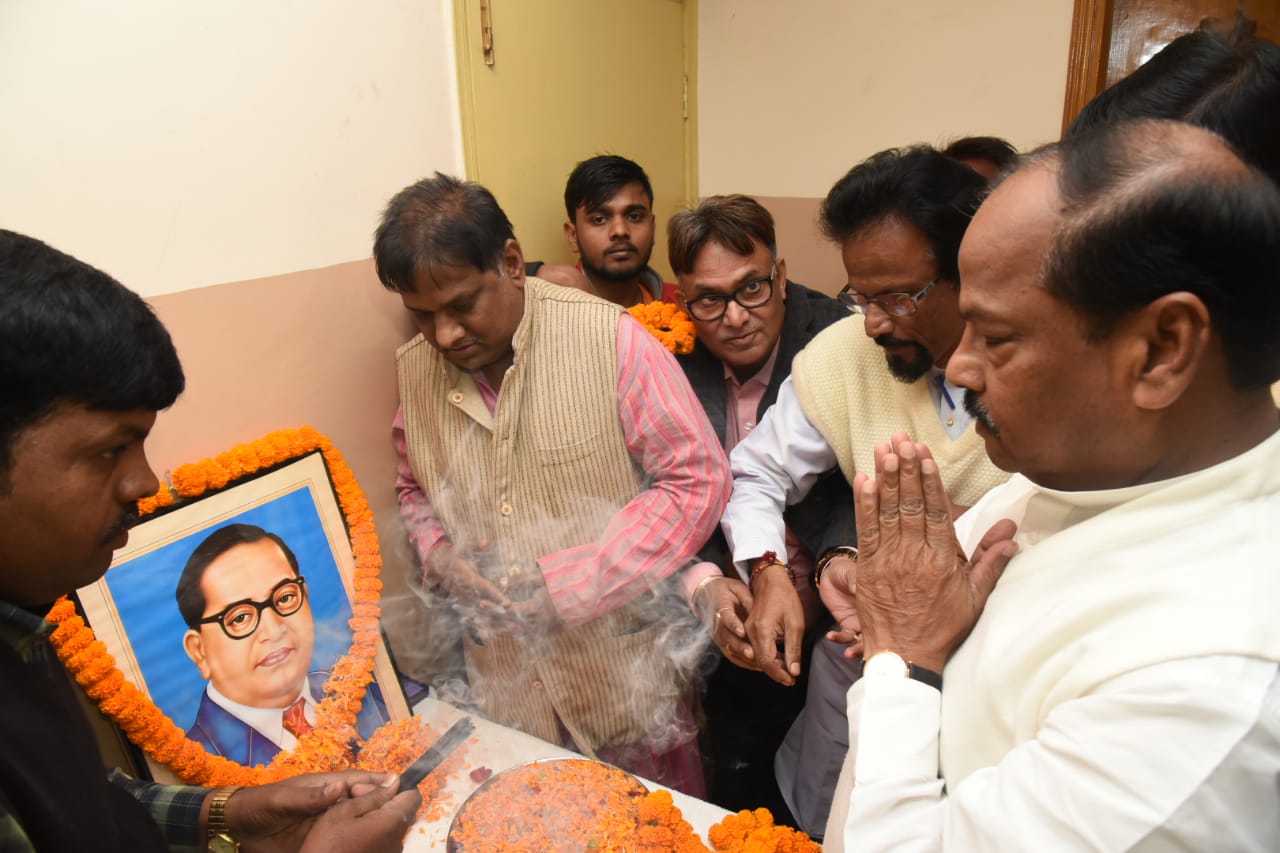 <p>Chief Minister Raghubar Das on December 6 paid tribute to Dr. Babasaheb B R Ambedkar on his death anniversary and hailed his contribution in framing the country's Constitution.…