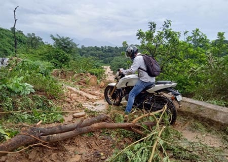 <p>Dharamsala: A commuter tries to cross a road blocked after a landslide occurred at Aankh near Dharamsala in Himachal Pradesh on Aug 17, 2019.</p>
