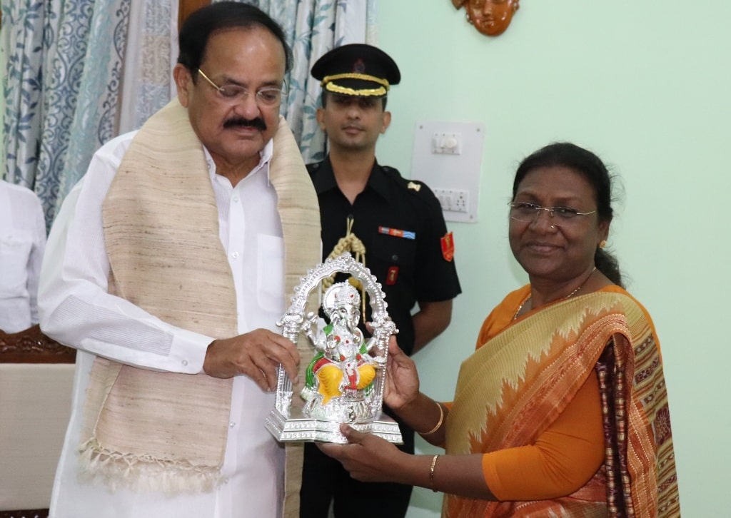 <p>Governor Draupadi Murmu presented a souvenir to Hon'ble Vice President of India Venkaiah Naidu during his One-day visit to Jharkhand on Thursday.</p>

