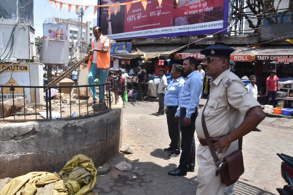 <p>Police personnel along with Ranchi Municipal Corporation (RMC) workers remove street food stalls and illegal carts during an anti-encroachment drive ahead of Polling for Ranchi…