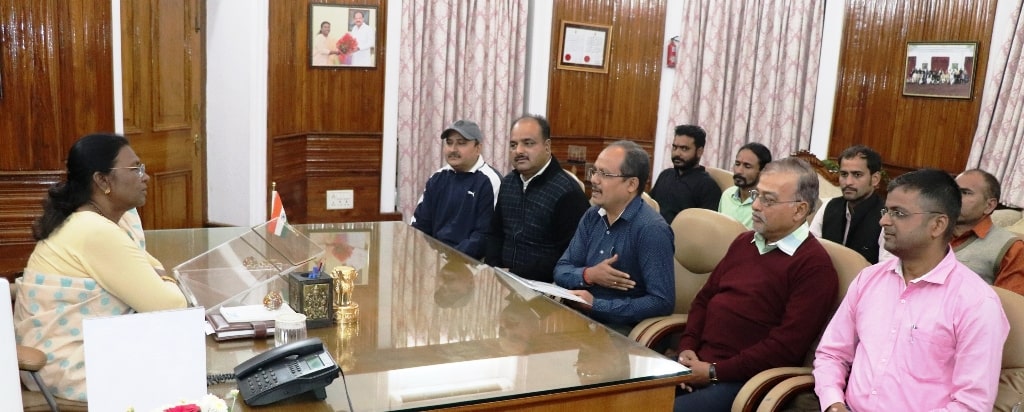 <p>Under the leadership of Rajesh Kumar Singh, President of the Press Club, Ranchi, a team of journalists met with the Governor Draupadi Murmu today at Raj Bhawan and presented her…