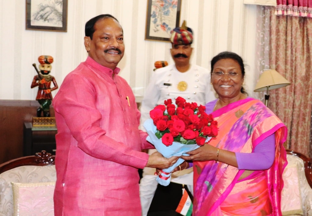 <p>CM Raghubar Das today met Governor Draupadi Murmu at Raj Bhawan. It was a courtesy call.  In the course of the meeting, he informed about his government efforts to make development…