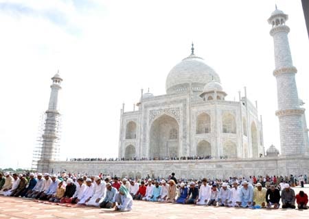 <p>Agra: People offer namaz on Eid-ul-Adha at the Taj Mahal in Agra on Aug 12, 2019.</p>
