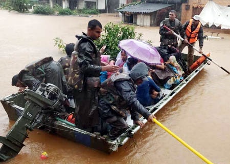 <p>Mumbai: Army personnel carry out rescue operations in the flood hit areas of Maharashtra, on Aug 9, 2019.</p>
