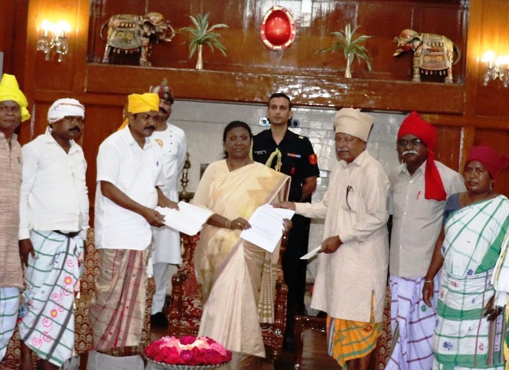 <p>Today on 19-09-2018, a delegation of Kharsawan's royal family met with the Governor Draupadi Murmu in the Raj Bhawan under the leadership of Anup Singh Dev.</p>
