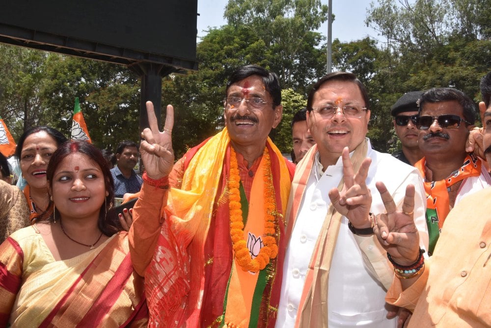 <p>Uttrakhand Chief Minister Pushkar Singh Dhami along with Ranchi MP Sanjay Seth flashed a victory sign and felicitated with a sword during an election campaign rally at Morhabadi…