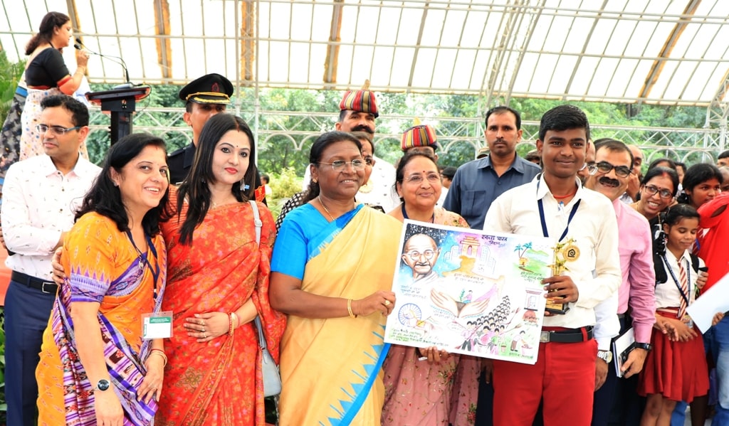 <p>Hon'ble Governor Draupadi Murmu today presented awards to the winning participants of "State Level and On the Spot Painting Competition" organized by Jharkhand State…