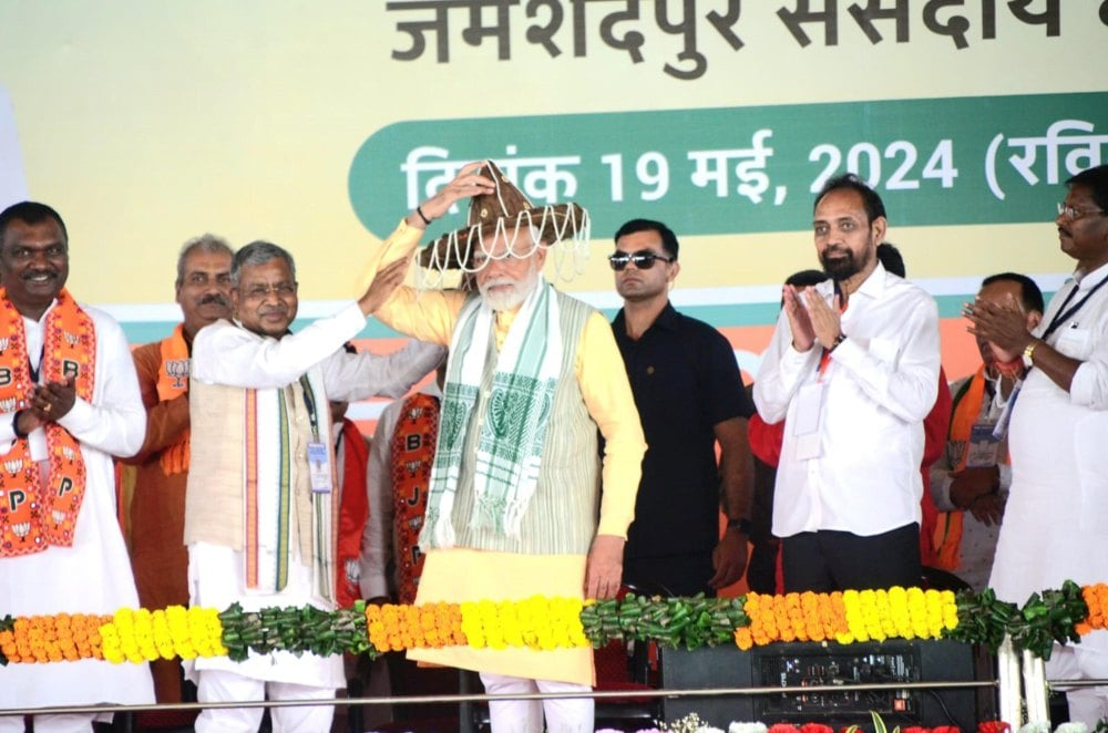 <p>Prime Minister Narendra Modi being felicitated by Jharkhand State BJP President Babulal Marandi during an election campaign rally in favour of BJP Candidate from Jamshedpur Vidyut…