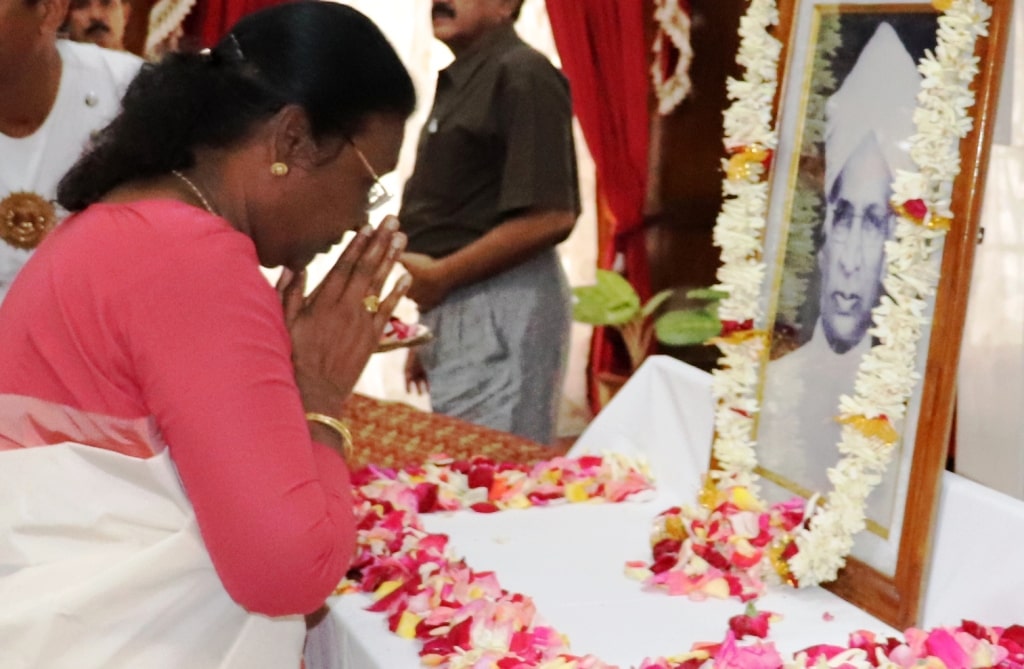 <p>On the occasion of Teacher's Day, Governor Draupadi Murmu paid floral tribute on the photograph of Dr. Sarvepalli Radhakrishnan in Raj Bhavan today. Officials and employees…