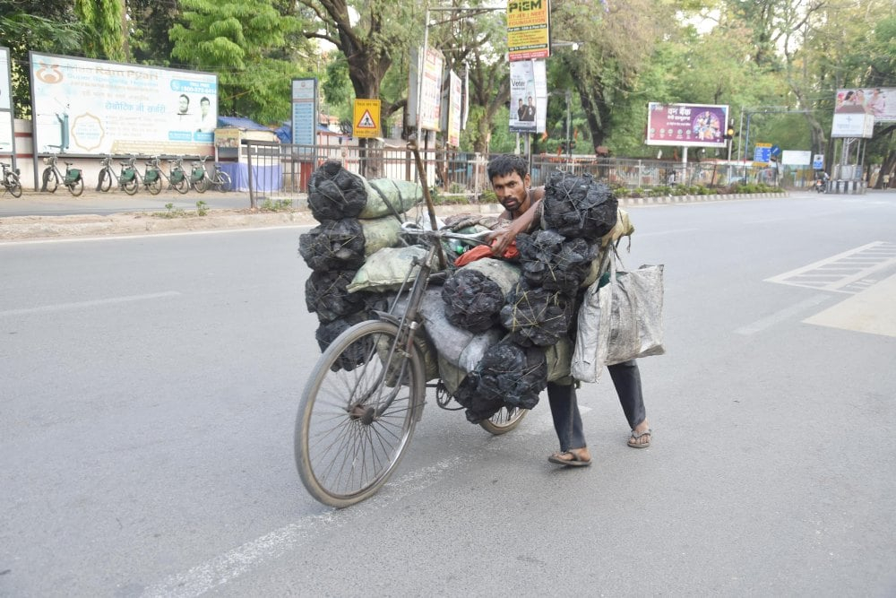 <p>A man carries coal bags on his bicycle in Ranchi, Jharkhand on Saturday, April 20, 2024.</p>
