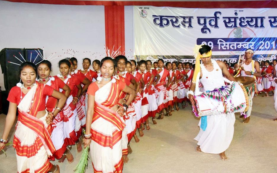 <p>Tribal women performing a dance on pre-Karma festival in Ranchi on Sunday.</p>
