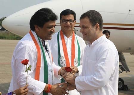 <p>Latur: Congress leader Rahul Gandhi welcomed by Maharashtra Congress President Balasaheb Thorat and party leader Ashok Chavan, as he arrives on his maiden campaign tour for Maharashtra…