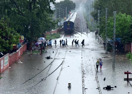 <p>Jaipur: A view of water-logged railway tracks during rains in Jaipur on Aug 6, 2019.</p>
