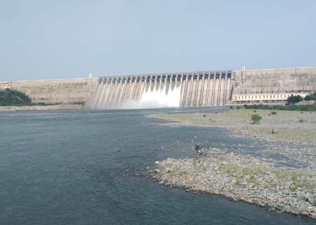 <p>Nagarjuna Sagar: Water being released from Nagarjuna Sagar Dam built across the Krishna river in Andhra Pradesh on Aug 12, 2019.</p>
