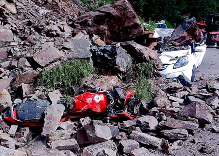 <p>Shimla: Vehicles damaged in a landslide in Shimla's Shanan area on Aug 8, 2019.</p>
