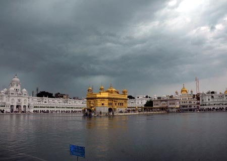 <p>Amritsar: Dark clouds hover over the Golden Temple on an overcast day, in Amritsar on Sep 28, 2019. </p>
