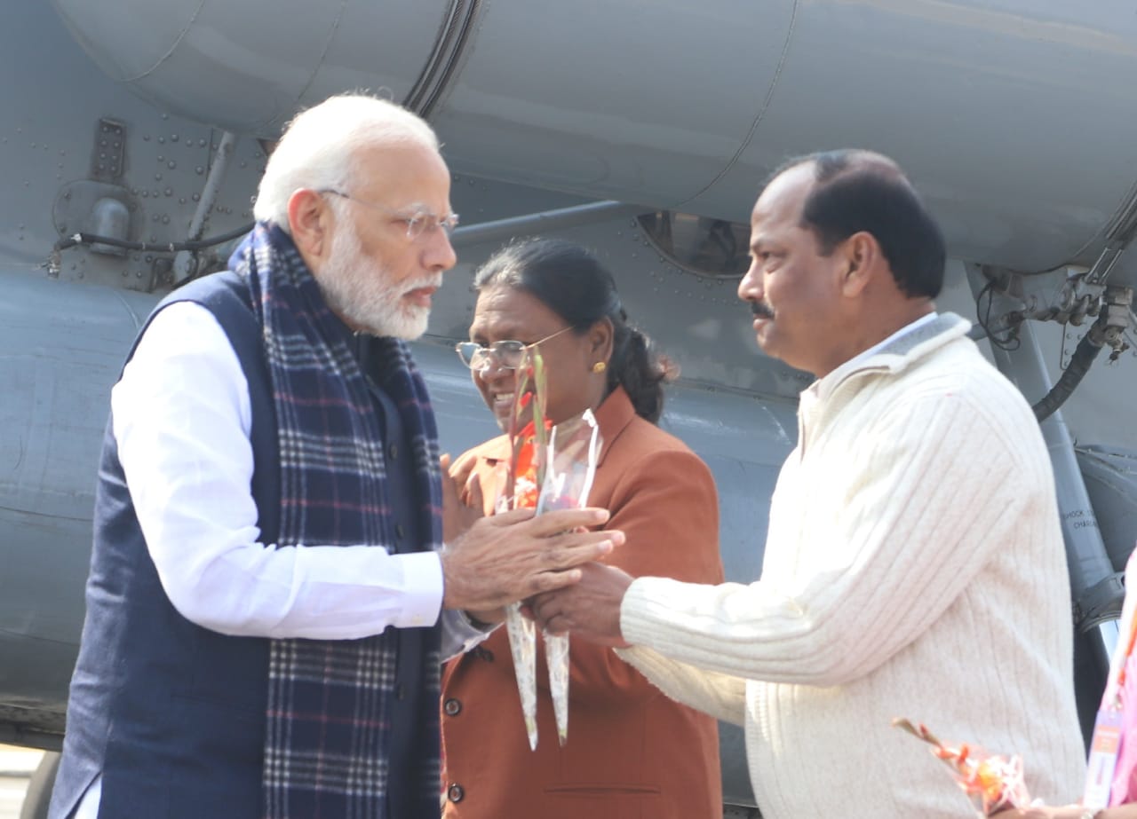 <p>Prime Minister Narendra Modi reaches the Chiyanki airport located in Medininagar. Governor Draupadi Murmu and Chief Minister Raghubar Das welcomed him.</p>
