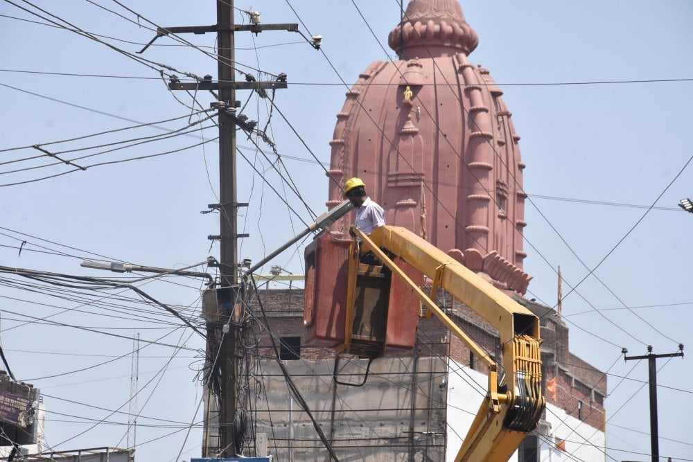 <p>A worker repairs an electric wire in an electric pole amid a major power crisis on a hot summer day in Ranchi, Jharkhand on Saturday, April 27, 2024.</p>
