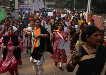 <p>New Delhi: Members of Delhi BJP's women wing stage a demonstration outside the Head Office of Delhi Jal Board, on Nov 22, 2019.</p>

