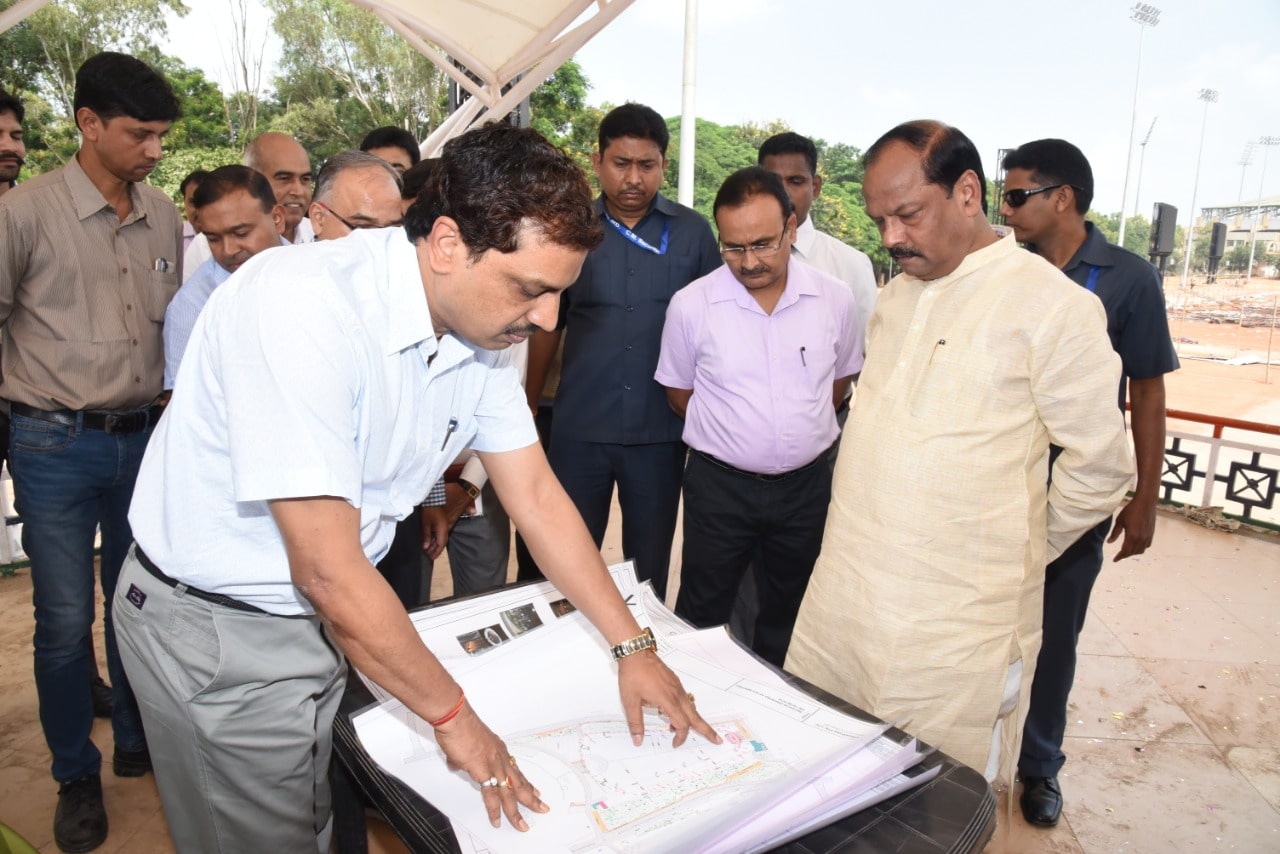 <p>Chief Minister Raghubar Das observes the project under construction at Morahabadi Ground, Ranchi on Wednesday.</p>
