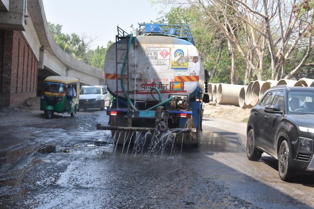 <p>A water tanker sprays water to push the dust at an under-construction road on a hot and dry summer noon in Ranchi, Jharkhand on Saturday, April 20, 2024.</p>
