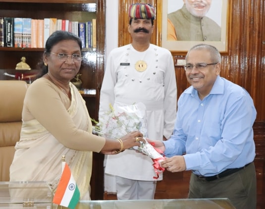 <p>The Chief Accountant General of Jharkhand, Chandra Mauli Singh met the Honorable Governor Draupadi Murmu, today at Raj Bhawan. It was a courtesy call.</p>
