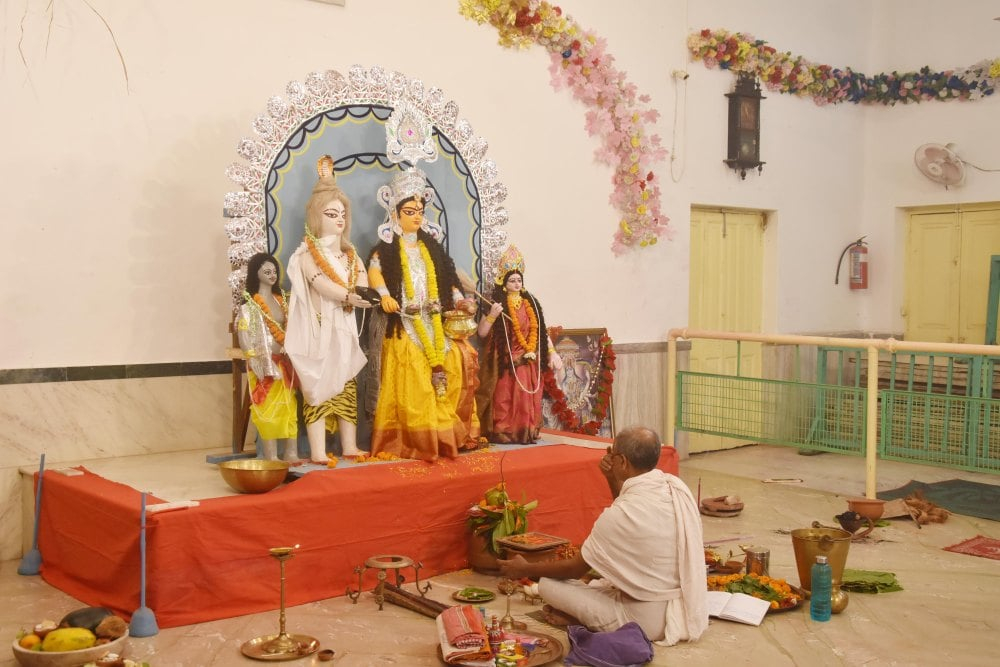 <p>A priest offers prayer to the Goddess of food and nourishment Annapurna on the Maha Ashtmi of Chaitra Navratri Festival in Ranchi, Jharkhand on Tuesday, April 16, 2024.  </p>
