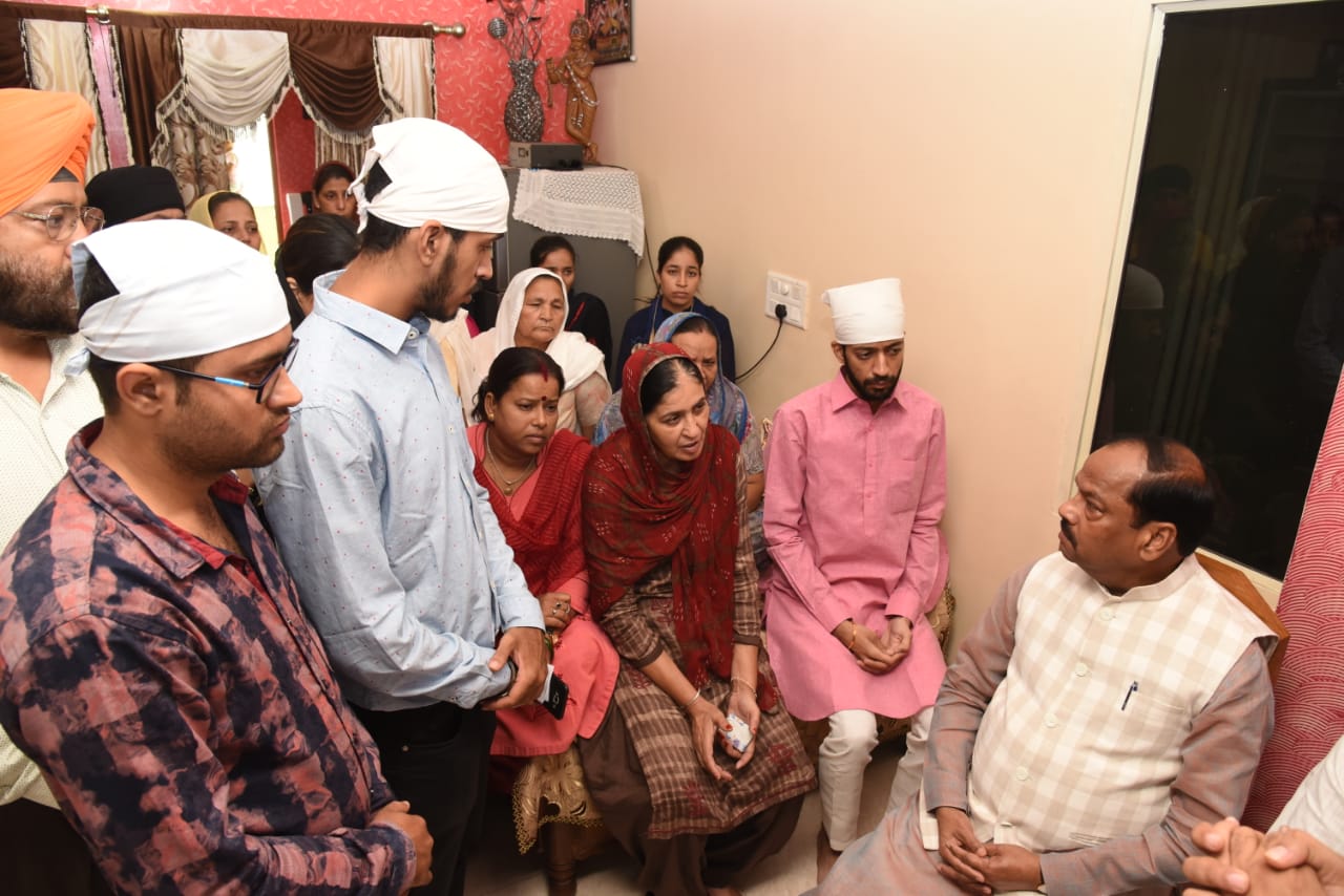 <p>The Chief Minister Raghubar Das today on 11-09-2018 paid homage to late senior leader Gama Singh and expressed his condolences with his family members.</p>
