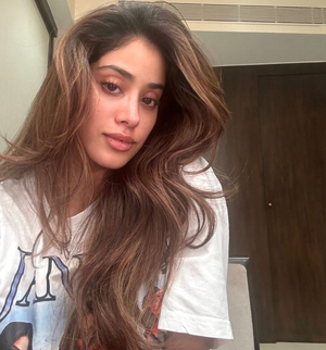 janhvi-kapoor-flaunts-her-manes-asks-for-achhe-hair-days-every-day