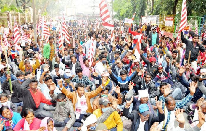 Row over Eklavya School in Silagai: Tribal organisations demonstrate before Raj Bhawan