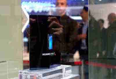 Huawei postpones foldable Mate X shipments to September