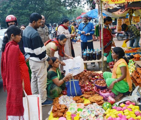 City decked up for Diwali celebrations, people indulge in last minute shopping