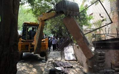 Bulldozers again roll in Delhi, Left protests