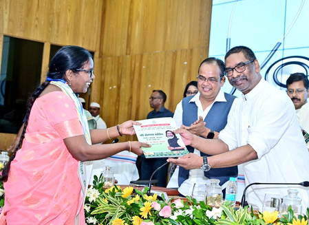 jharkhand-cm-hands-appointment-letters-to-160-new-doctors-and-medical-teachers