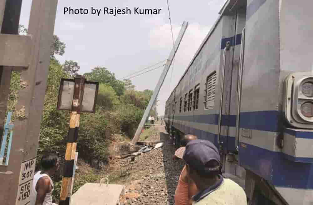 Tragedy in Dhanbad: Six labourers electrocuted while putting electric poles on railway tracks