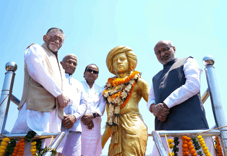 c-p-radhakrishnan-visits-ulihatu-pays-tribute-to-birsa-munda