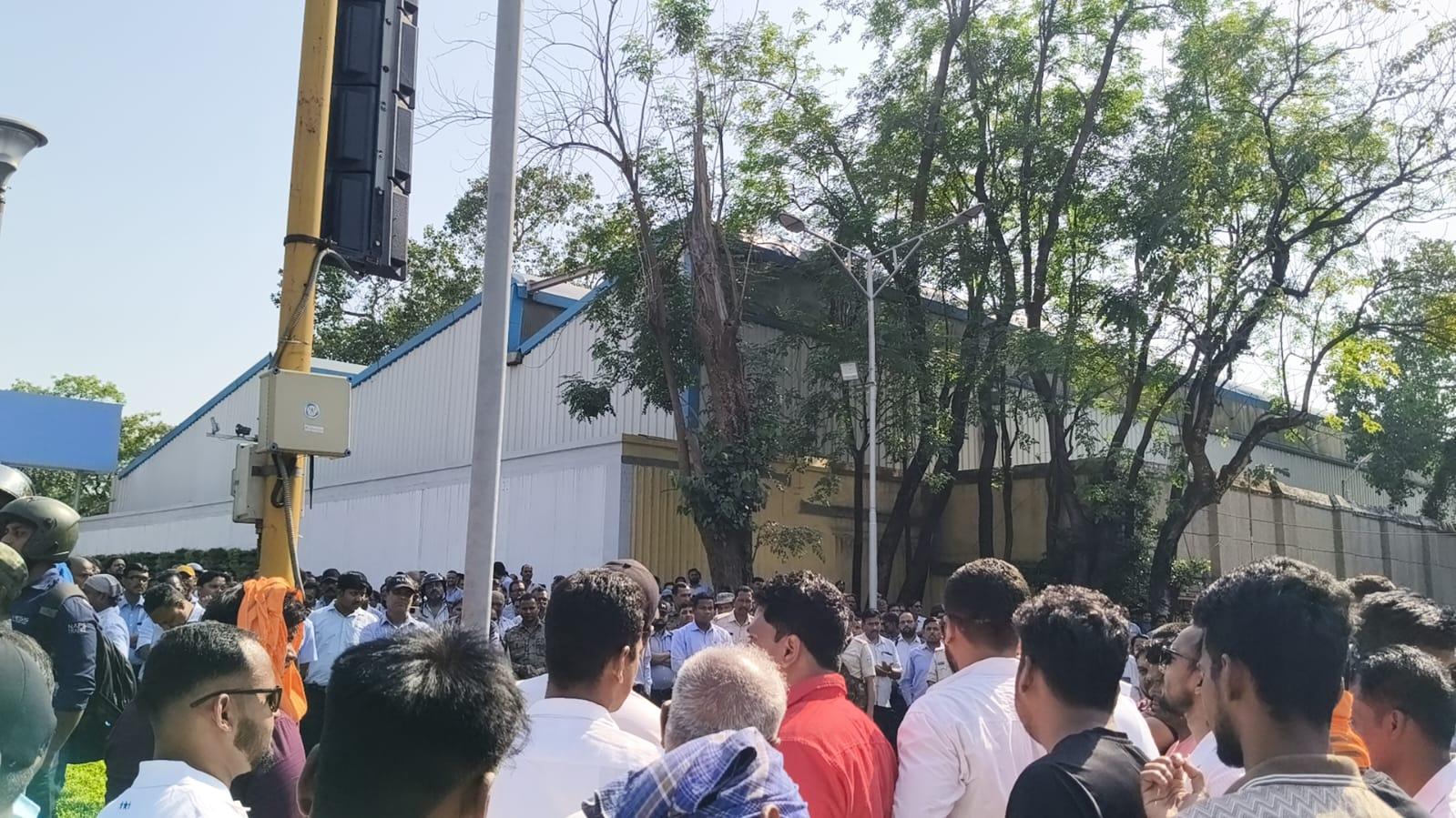 local-employment-row-intensifies-as-protest-begins-at-tata-motors-gate-in-jamshedpur
