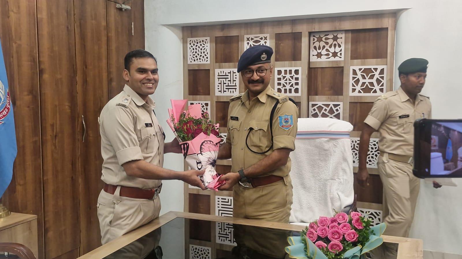 new-sp-praveen-pushkar-assumes-charge-in-deoghar