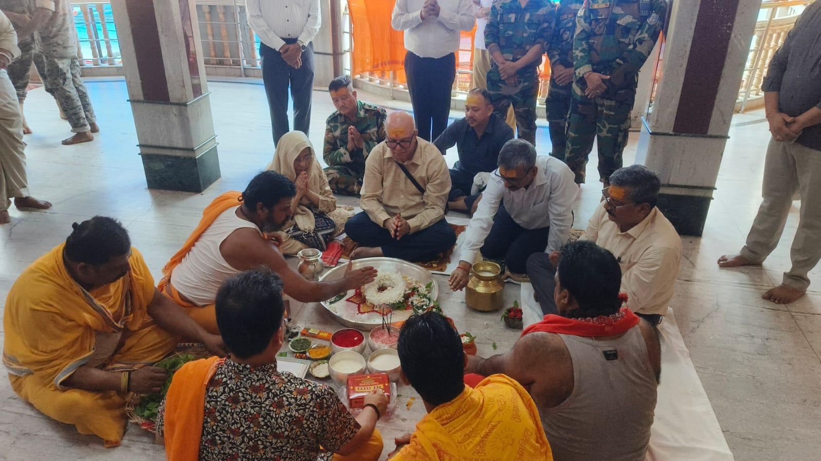 chief-justice-ms-sonak-offers-prayers-at-baba-baidyanath-temple-with-family