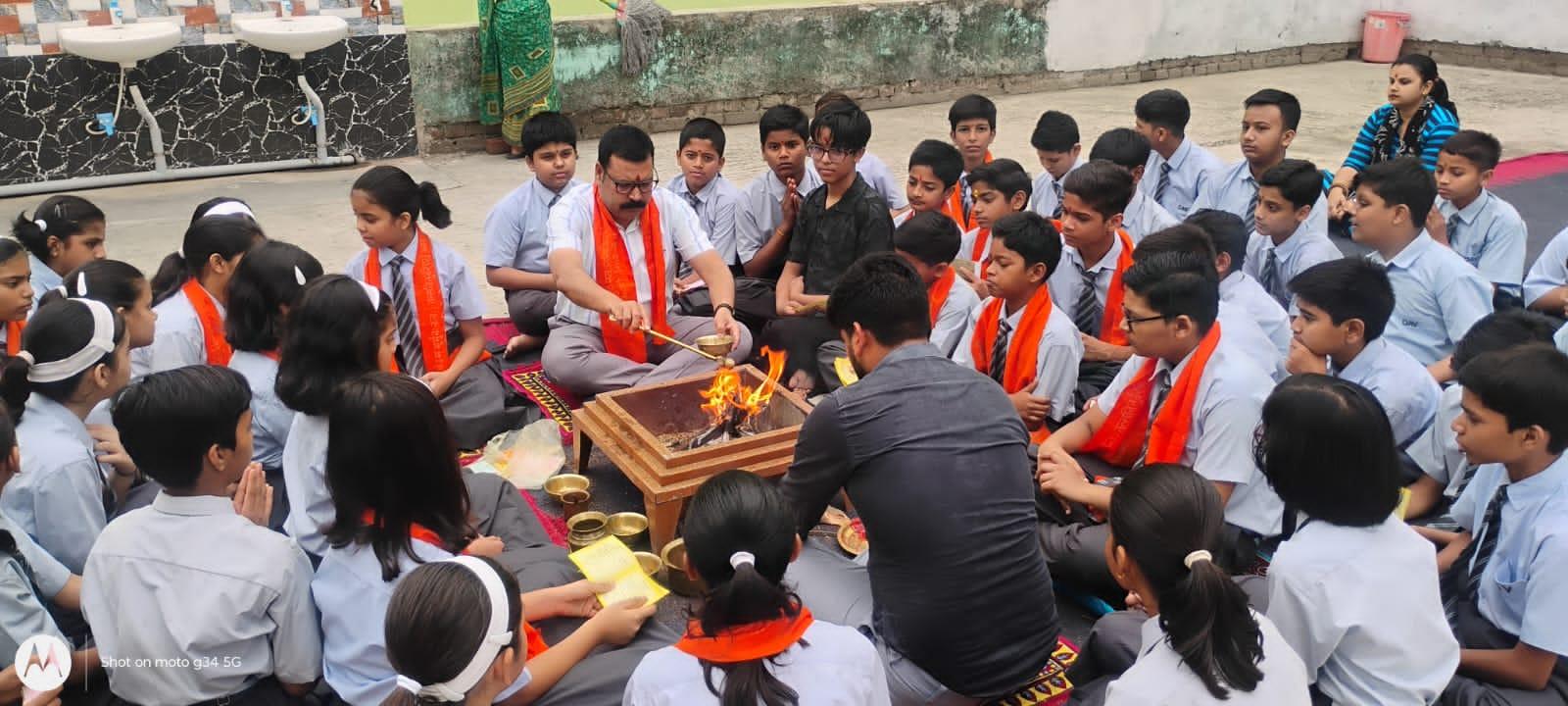 school-pays-tribute-to-the-founder-of-dav-institutions-with-spiritual-fervor