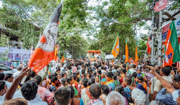 mylapore-polling-booth-in-chennai-tense-as-tamilisai-dmk-workers-get-into-confrontation