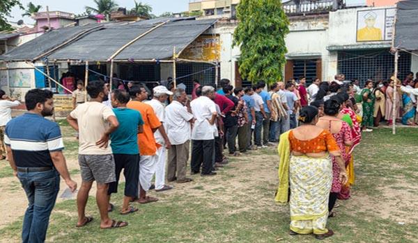 chaos-erupts-as-voting-begins-635-complaints-filed-in-4-hours-during-bengal-elections