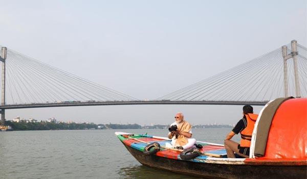 pm-modis-hooghly-boat-ride-goes-viral-offers-prayers-to-maa-ganga