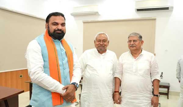 bihar-cm-meets-nitish-kumar-post-trust-vote-in-patna